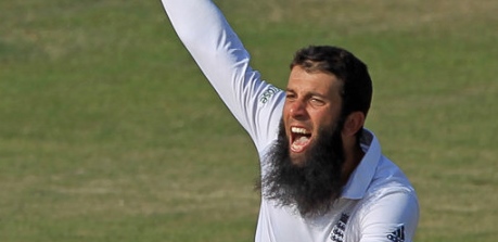 Moeen Ali points to where Pakistan's batsmen keep hitting him Cricket - Investec Test series - England v India - Ageas Bowl Cricket Ground, Southampton, England