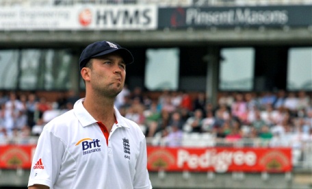 Jonathan Trott doing that thing where he absent-mindedly looks around the ground as if he's on his own and there aren't thousands of people looking at him