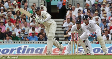 Rahul Dravid doing some proper cap batting